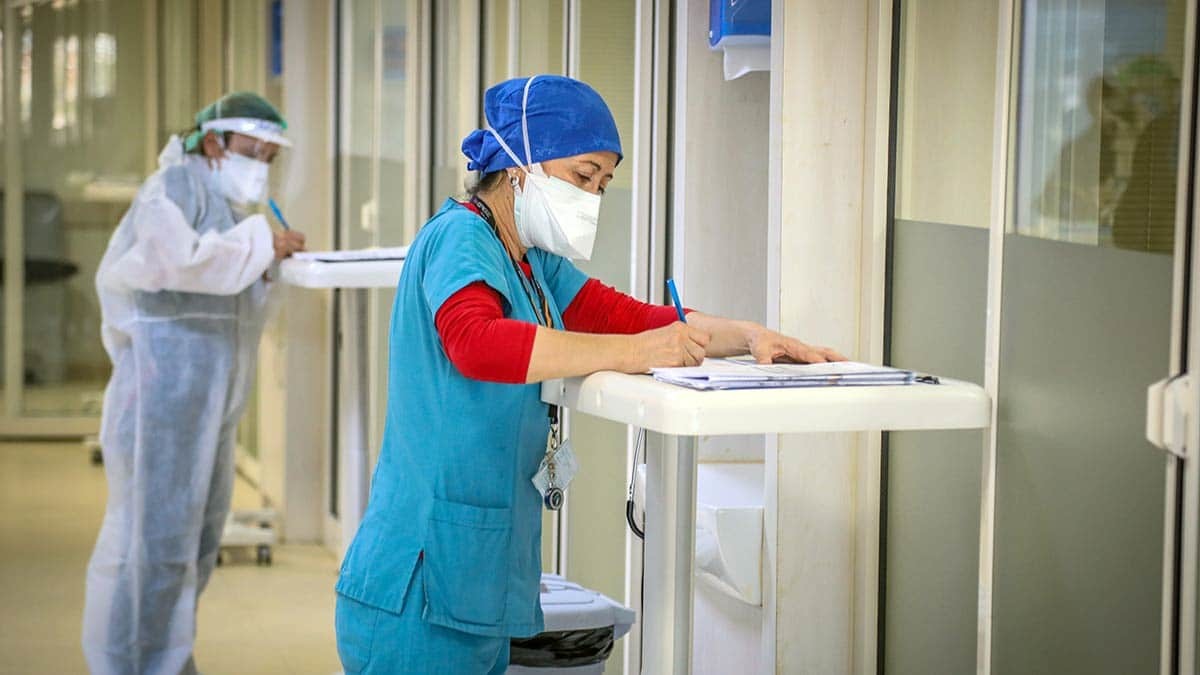 Sağlık çalışanlarının koronavirüsle mücadelesi