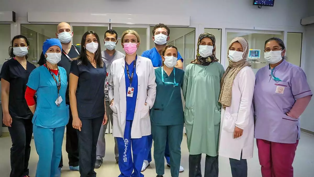 Kepez devlet hastanesi covid yoğun bakım'daki sağlık çalışanlarının koronavirüsle mücadelesi 1 yıldır sürüyor.