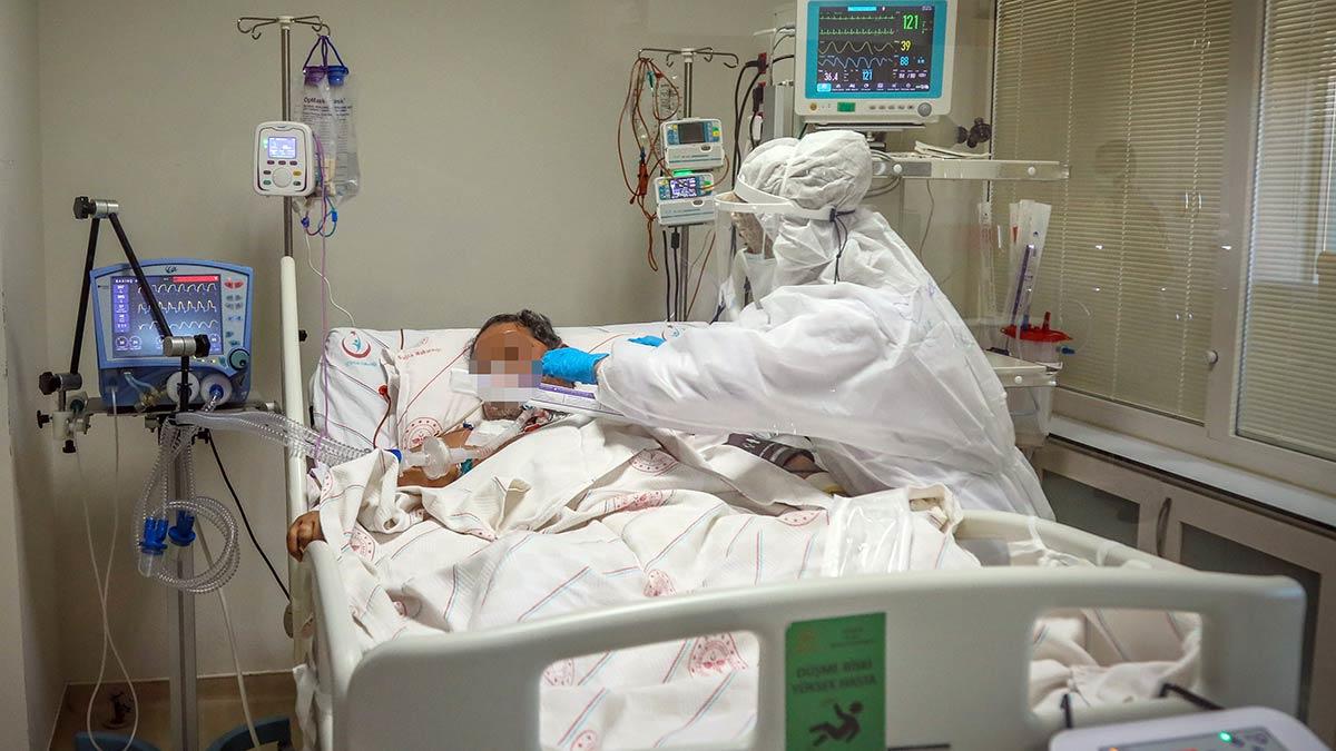 Koronavirüs vaka sayısının arttığı, yoğun bakım doluluk oranının yüzde 45'e ulaştığı Antalya'daki pandemi hastanelerinden Kepez Devlet Hastanesi Covid Yoğun Bakım'daki sağlık çalışanları, 1 yıldır koronavirüs hastalarını sağlığına kavuşturmak için mücadele ediyor.