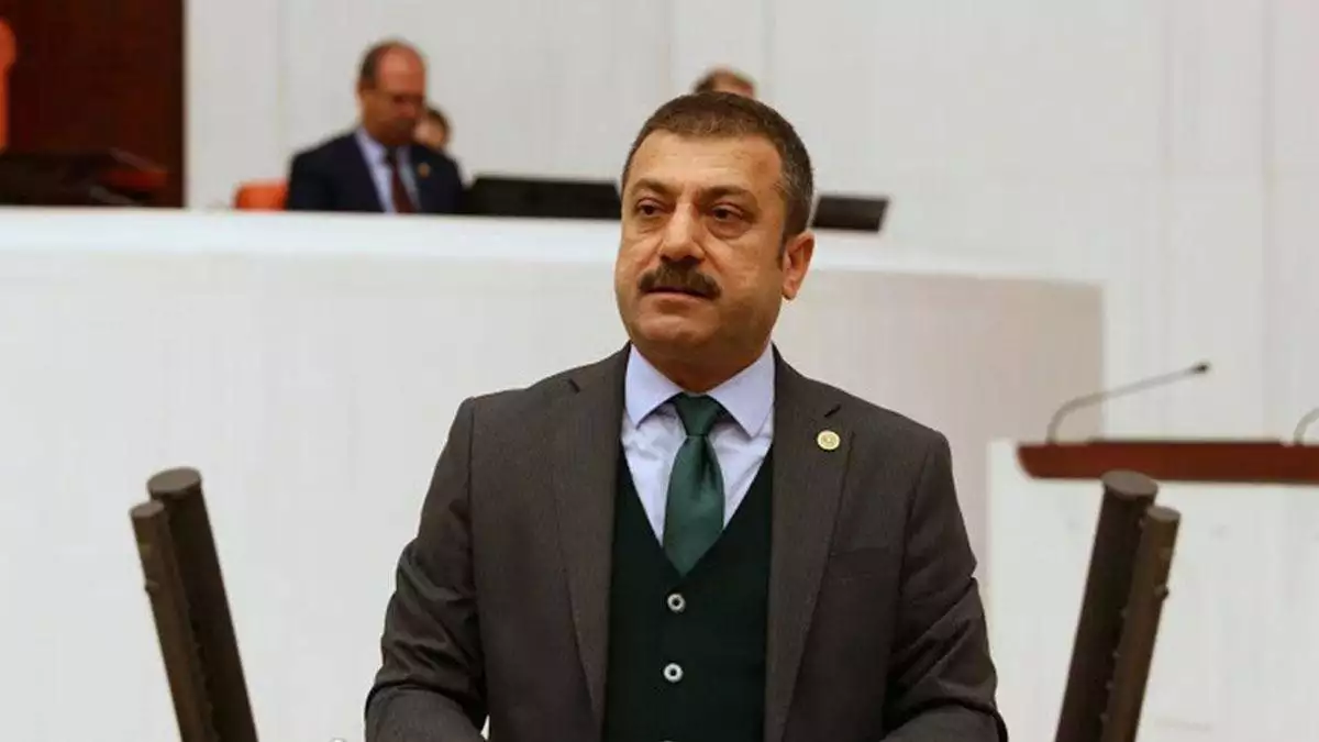 Türkiye cumhuriyet merkez bankası başkanı naci ağbal görevden alındı, yerine 26'ncı dönem ak parti bayburt milletvekili prof. Dr. Şahap kavcıoğlu atandı.