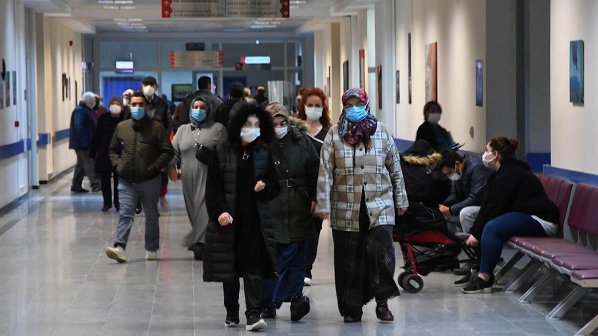 Ertuğrul, "Kırmızıya dönüşen illerimizin sayısı ciddi derecede arttı. Bu, hastalığın şu anda üçüncü dalganın üst sınırına doğru gittiğini gösteriyor" dedi.