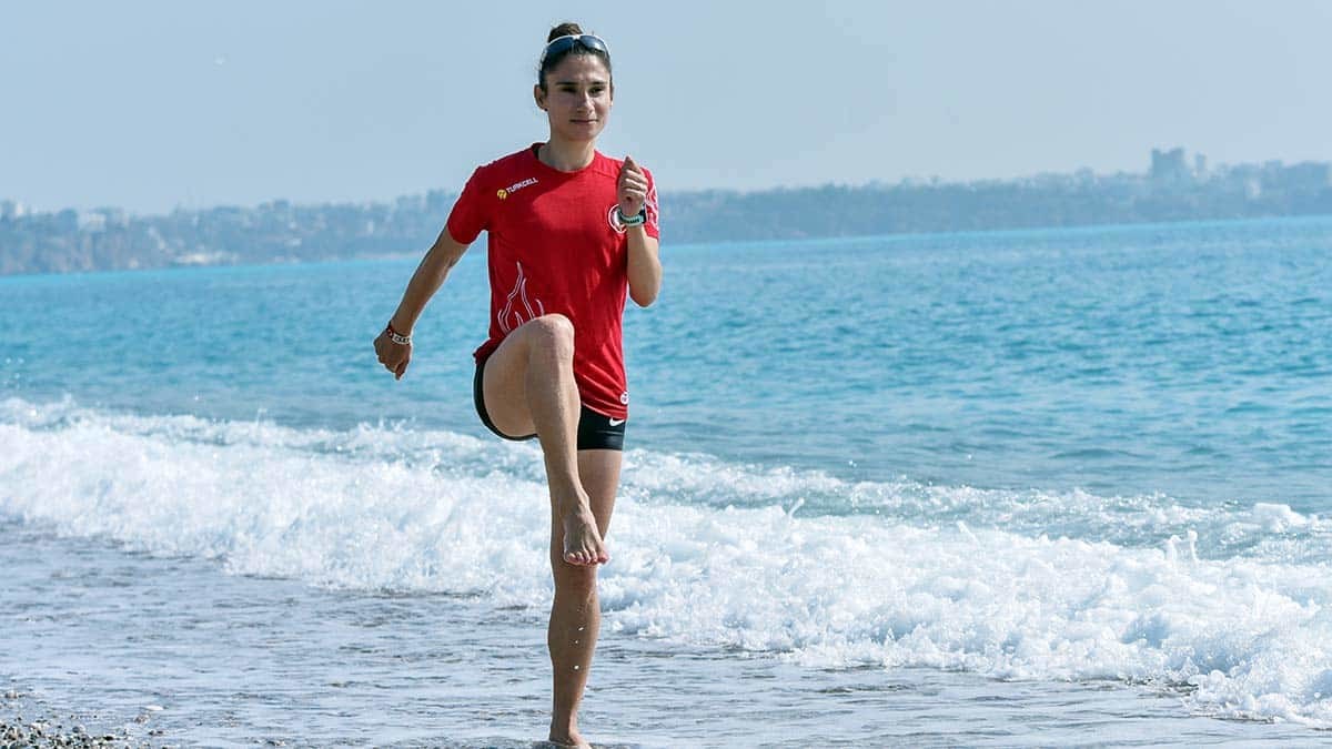 Yörük kızı milli atlet, Antalya kampında sahildeki kuvvet ve dayanıklılık çalışmalarıyla Tokyo Olimpiyatları'na hazırlanıyor.