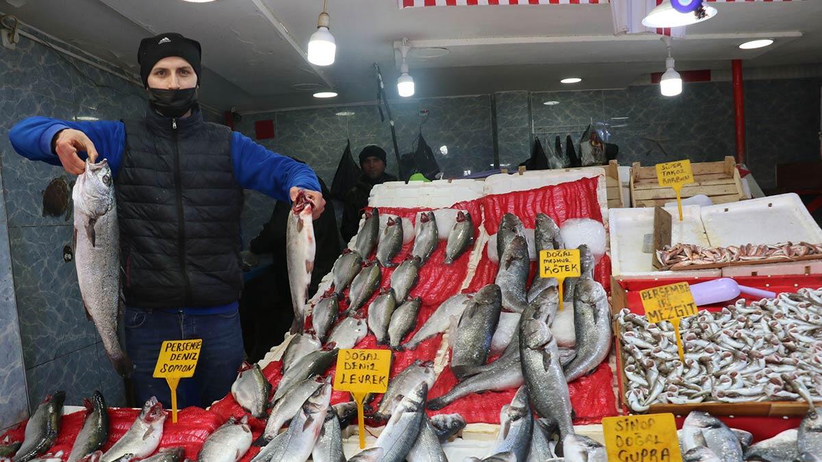 15 Nisan'da başlayacak av yasağı öncesi vatandaşların balığa olan talebi devam ediyor. Tezgahlarda en çok somon levrek ve çupra alıcı buluyor.