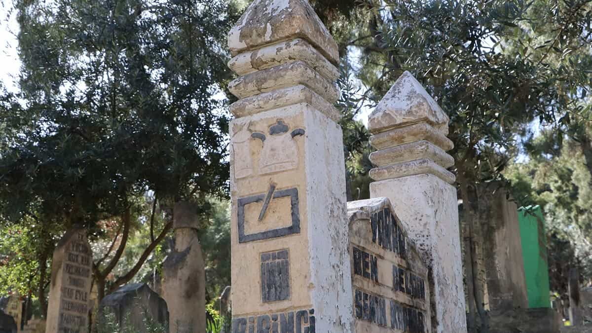 Mezar taşlarına figürler işleniyor