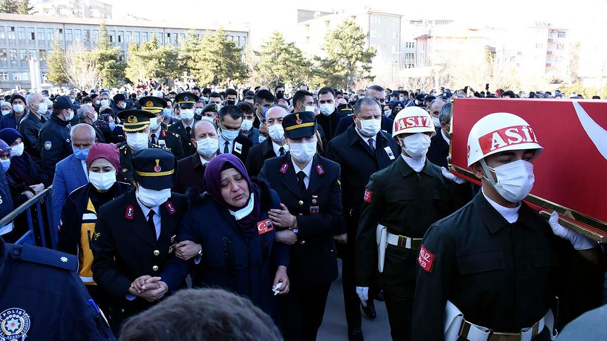 Bitlis'in Tatvan ilçesinde kaza kırıma uğrayan Kırıkkale şehidi Astsubay Kıdemli Üst Çavuş Ömer Umulu son yolculuğuna uğurlandı.