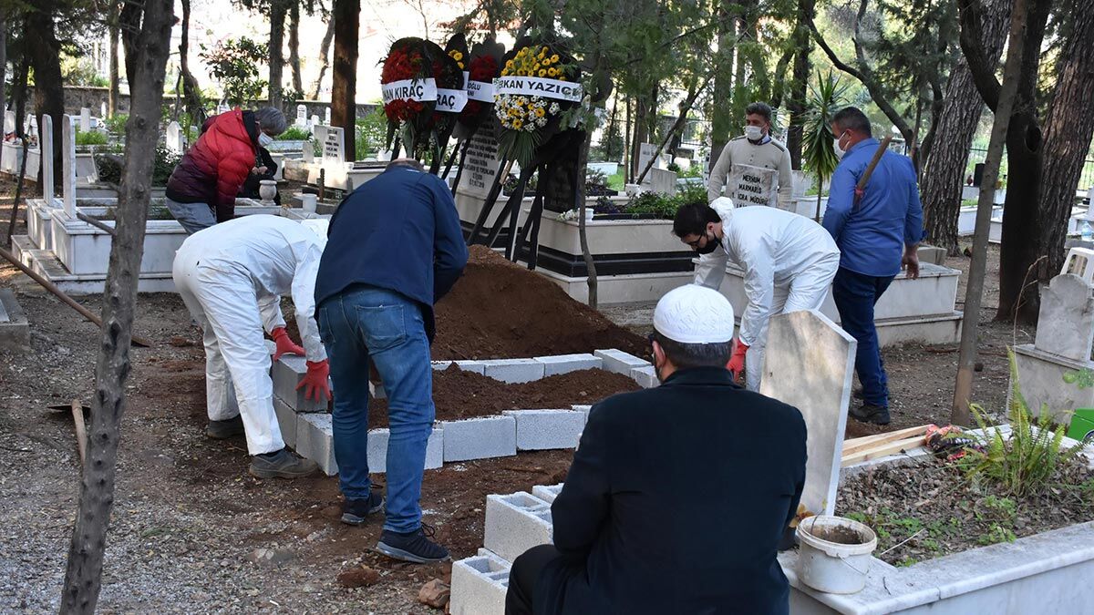 Çoklu organ yetmezliği nedeniyle yaşamını yitiren sinema oyuncusu ve seslendirme sanatçısı Altan Karındaş gözyaşları içinde toprağa verildi.