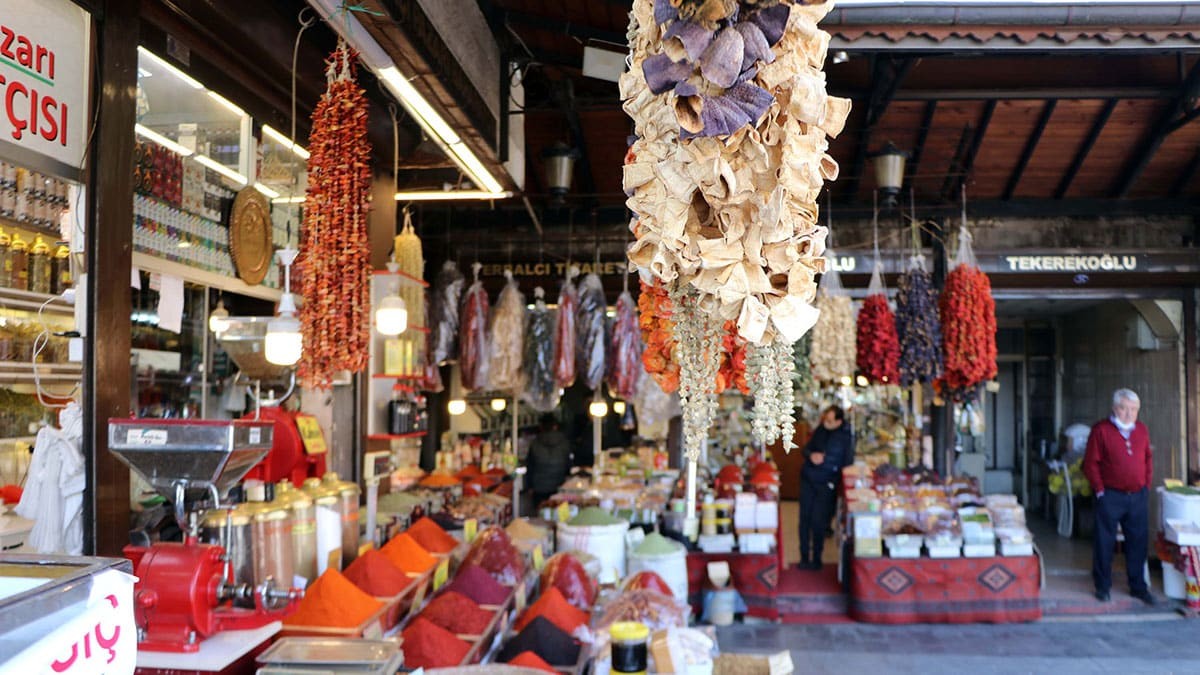 Gaziantep'te, koronavirüs salgını ile halkın yoğunlukla tercih ettiği zencefil, ıhlamur ve ada çayı gibi şifa kaynağı bitkiler online satılmaya başladı.