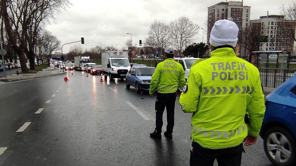 Yapılan denetimlerde sürücülerin Genel Bilgi Toplama (GBT) sorgulaması ile araçların ruhsat ve sigorta durumlarını kontrol edildi.