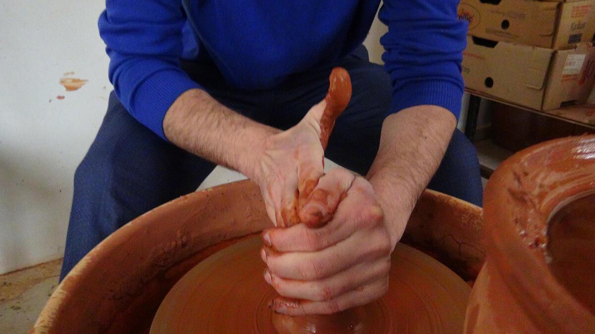 Mesleğin yenilikçi bir şekilde düşünülmemesi nedeniyle yıllar içinde yok olduğunu belirten Çetin, "Yenilikçi ve genç bakış açasıyla ürünlerimizi geliştirip hem toprak kültürümüzü hem de 3 bin yıllık Yağcıbedir kültürünü harmanlayarak, geleceğe aktarmak istiyoruz" dedi.