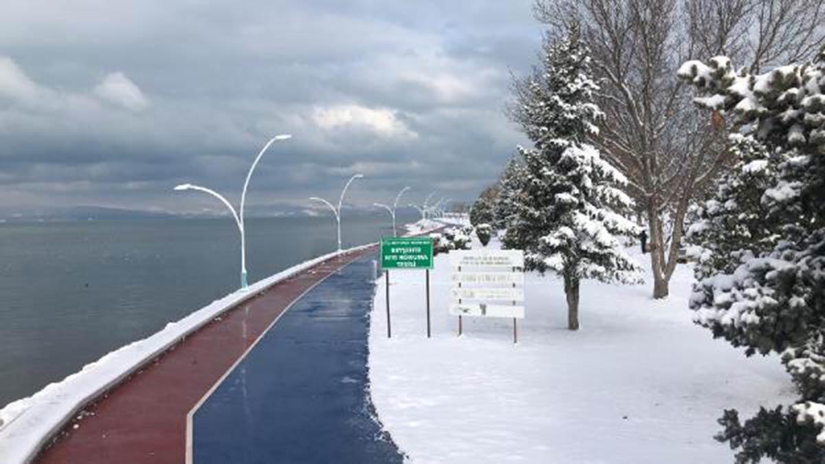 Türkiye'nin tahıl ambarı olarak bilinen ve kuraklık tehlikesiyle karşılaşan Konya Ovası'nda yağmur ve kar yağışları çiftçiyi sevindirdi.