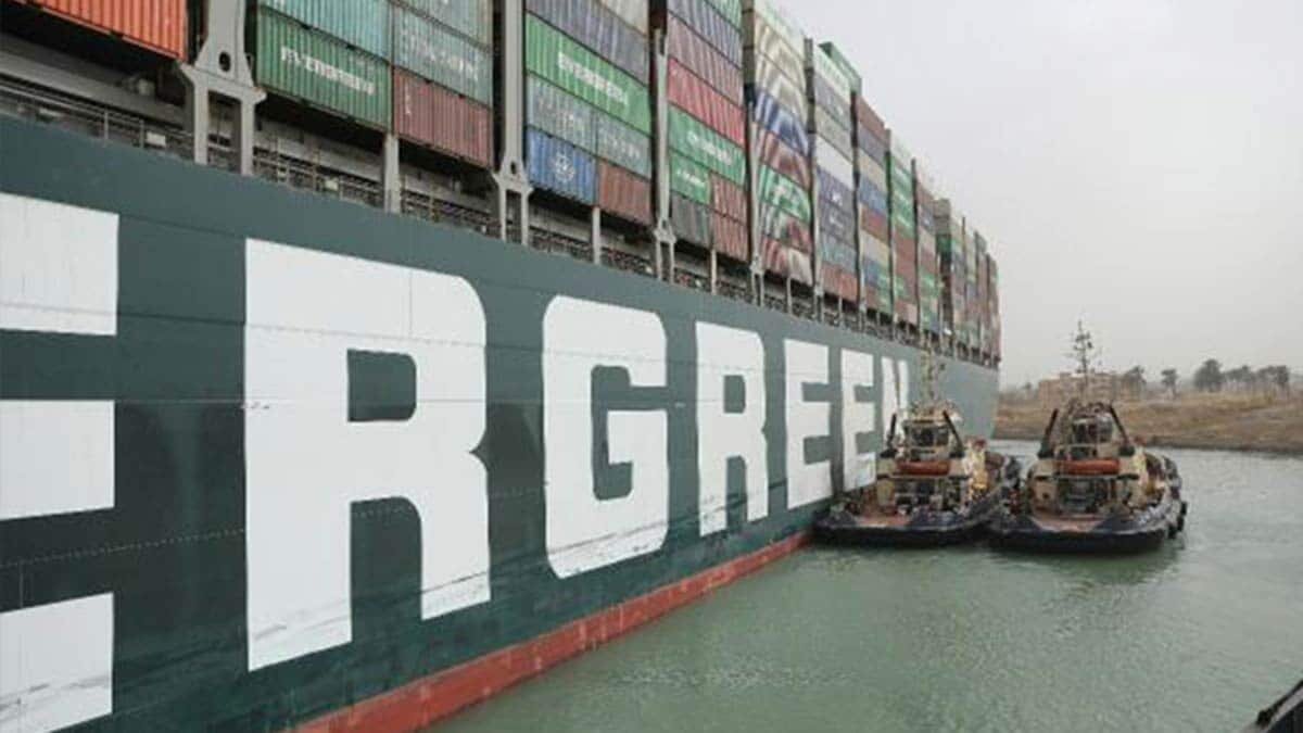 Süveyş Kanalı'nda sıkışan gemi bugün yüzdürülecek