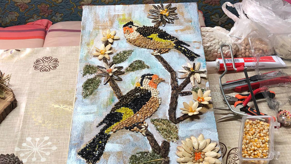 Sakarya Kaynarca'da Erdoğan Mustafa Üstündağ (53), mısır, kozalak, çiçek ve taş gibi doğadan topladığı malzemeleri tablo ve süs eşyaları yapıyor.