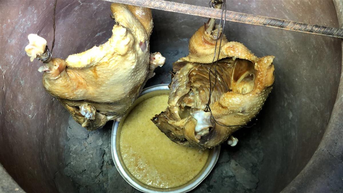 Türkiye'nin önemli kaz üretim merkezlerinden Kars'ta, tandırlarda pişirilen kaz damaklarda farklı bir tat bırakıyor.