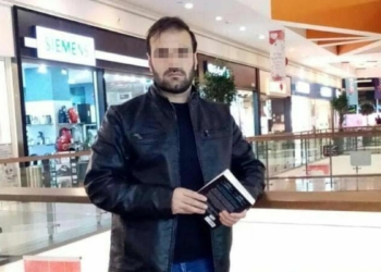 Eşini 4 çocuğunun gözü önünde bıçaklayarak öldürdü