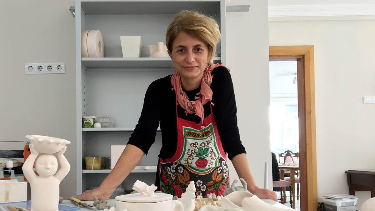 Antalya'da, Fiziksel Tıp ve Rehabilitasyon Uzmanı Dr. Sibel Özdoğan insan bedeninin gelişiminin en temel öğesi olan omurga'yı sanata çevirdi.