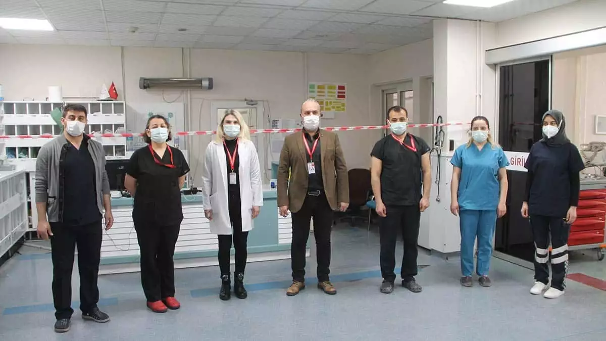 Amasya üniversitesi sabuncuoğlu şerefeddin eğitim araştırma hastanesi’nde görev yapan sağlık çalışanları, 14 mart tıp bayramı'nda evde kalın mesajı verdi.