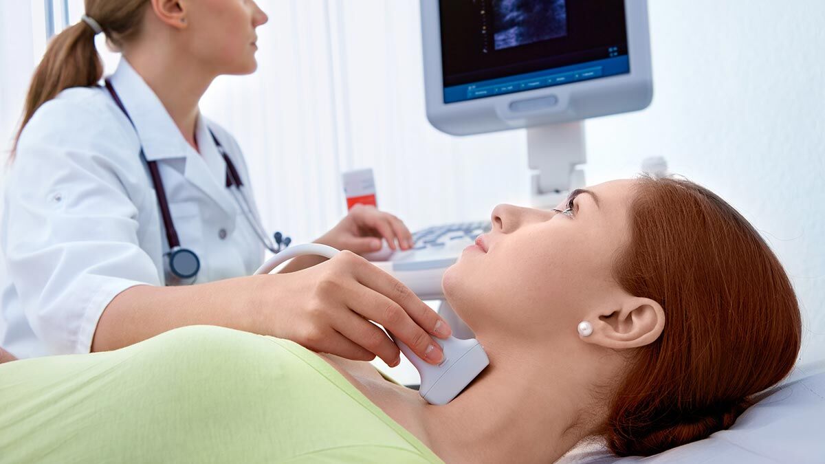 Prof. Dr. Ayşan, “Tiroid fırtınası bazen dışarıdan görülebilecek bulgular verirken bazen hiçbir bulgu vermeden iç organlara zararlar vererek ilerler".