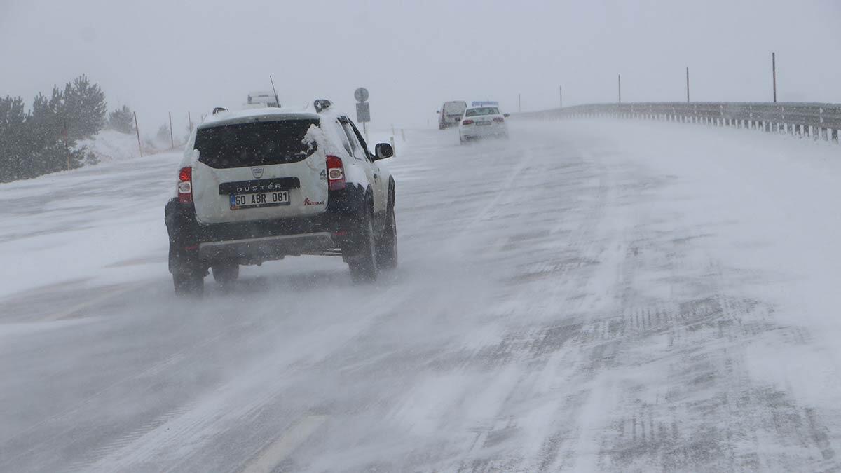 Tokat Sivas yolunda ulaşıma 'kar' engeli