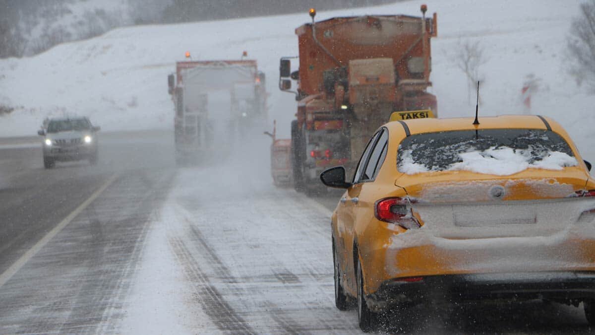 Tokat Sivas yolunda ulaşıma 'kar' engeli