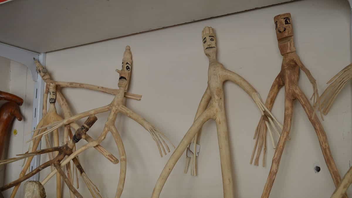 Elazığ'ın Palu ilçesinde Murat Bahçeci, 10 yıldır dere ve nehir yataklarından topladığı ağaç köklerini sanat eserine dönüştürüyor.