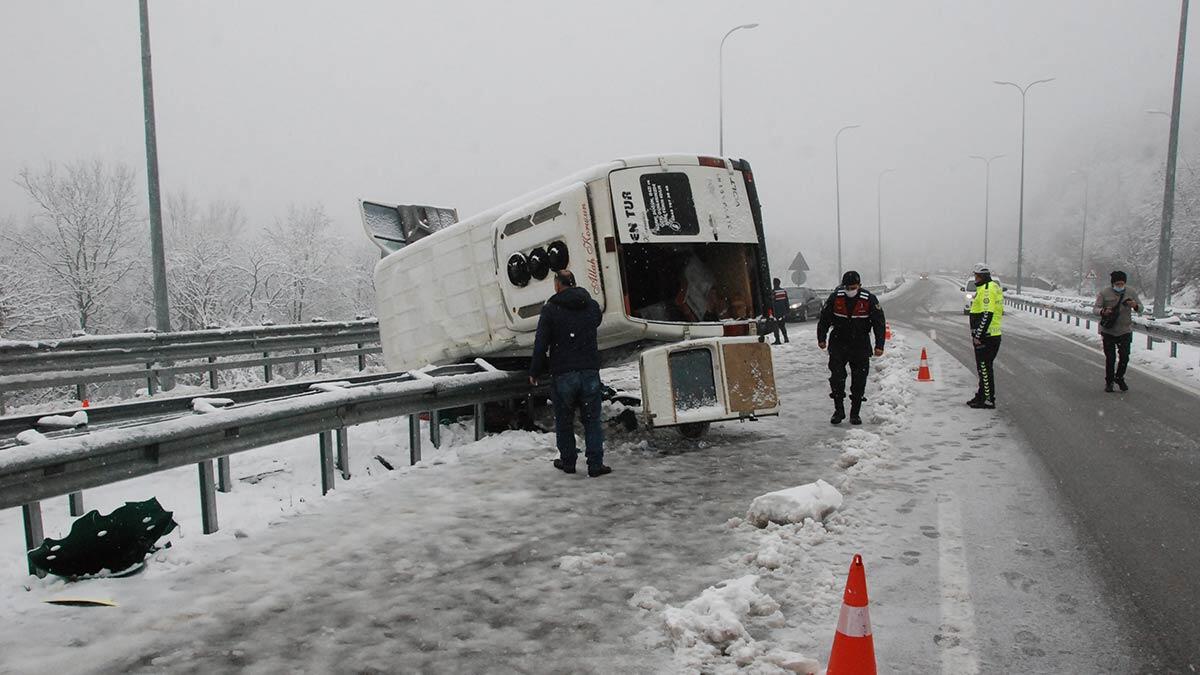 Tünel işçilerini taşıyan minibüs devrildi