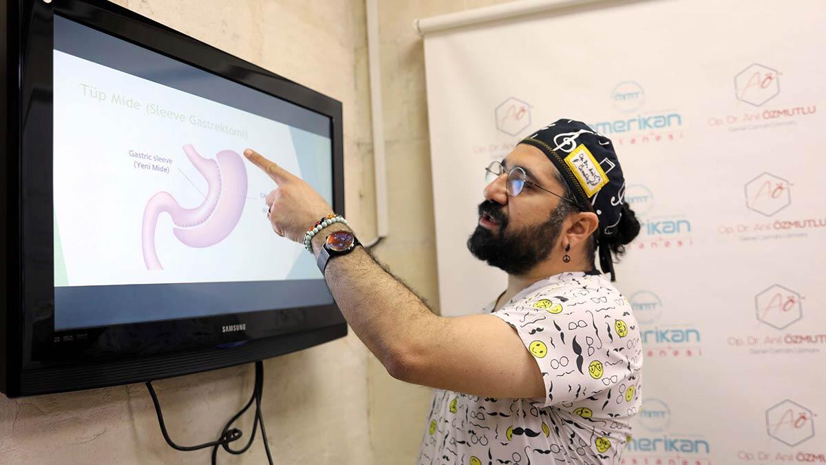 Ameliyat öncesi uygun kıyafet bulamadığı için özel olarak diktiren Yusuf Bedir tüp mide ameliyatı ile 8 ayda 65 kilo verdi.