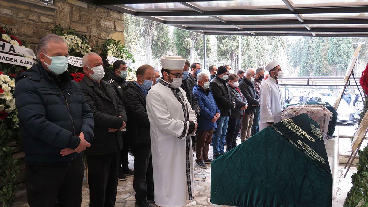 Koronavirüs nedeniyle 77 yaşında hayatını kaybeden Türk basının duayen isimlerinden Seçkin Türesay son yolculuğuna uğurlandı.