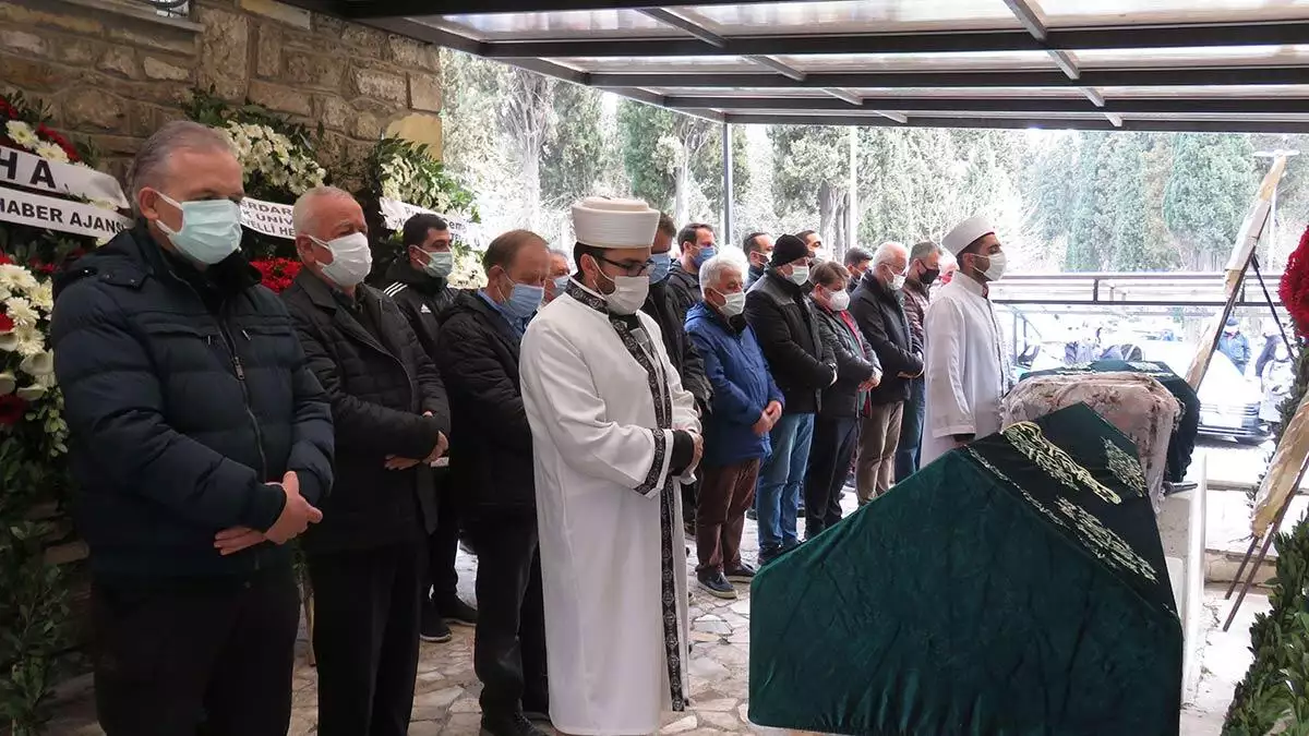 Koronavirüs nedeniyle 77 yaşında hayatını kaybeden türk basının duayen isimlerinden seçkin türesay son yolculuğuna uğurlandı.