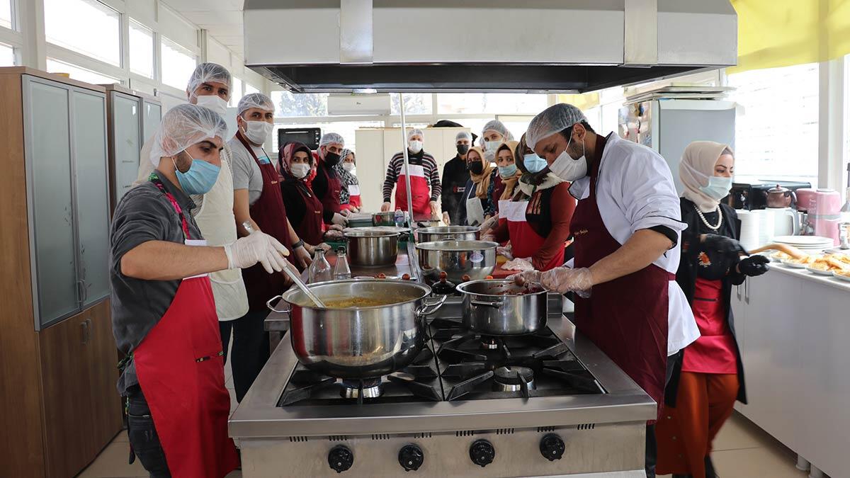 Mardin Artuklu Halk Eğitim Merkezi Müdürü Ufuk Çete, 'Türk Mutfağını Yaşatma ve Yaygınlaştırma' projesi kapsamında, son 3 yılda 800 sertifikalı aşçı yetiştirdiklerini söyledi.