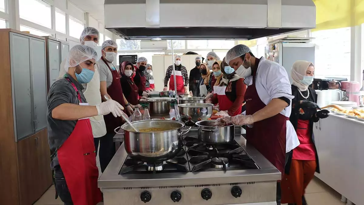 Mardin artuklu halk eğitim merkezi müdürü ufuk çete, 'türk mutfağını yaşatma ve yaygınlaştırma' projesi kapsamında, son 3 yılda 800 sertifikalı aşçı yetiştirdiklerini söyledi.