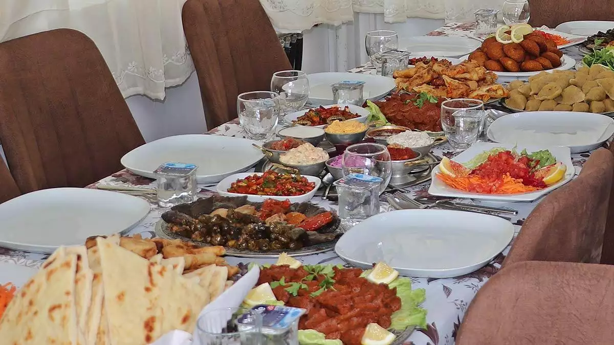 Mardin'in artuklu halk eğitim merkezi müdürlüğü bünyesinde açılan aşçılık kursuna katılan 27 kişi türk mutfağını dünyaya tanıtacak.