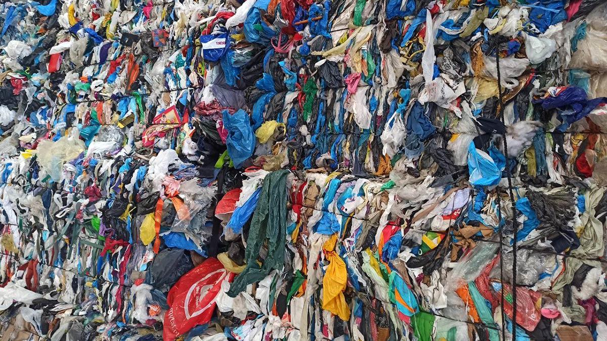 Oluşan atıkların ancak yüzde 15-20’si geri dönüştürülebiliyor iken bu geri dönüşümden yıllık yaklaşık 5 milyar dolar ciro elde ediliyor.