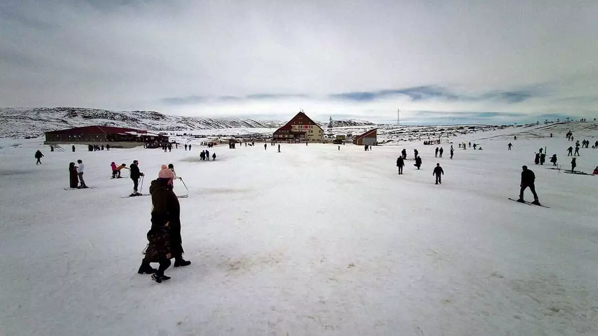 178 bin metrekare alan üzerine kurulu olan hesarek kayak merkezi'ni 20 bin kişi ziyaret etti. Hesarek pistleriyle kayak severlere hizmet veriyor.