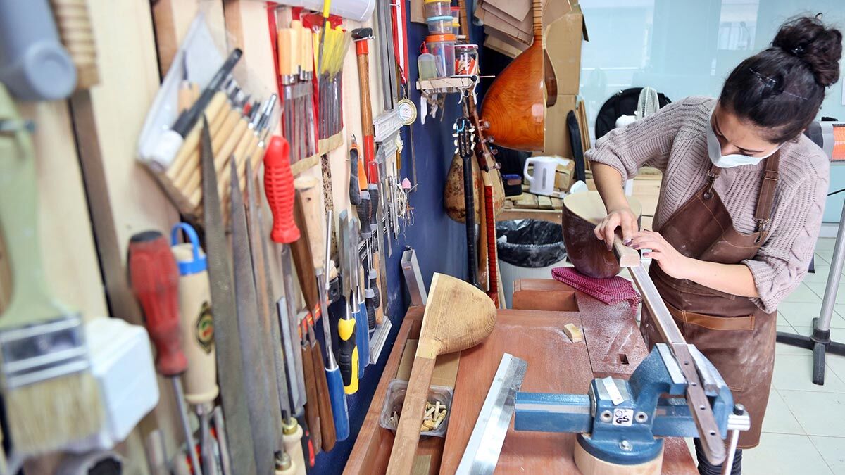 Senem Arın Türkiye'nin ilk ve tek bağlama ustası