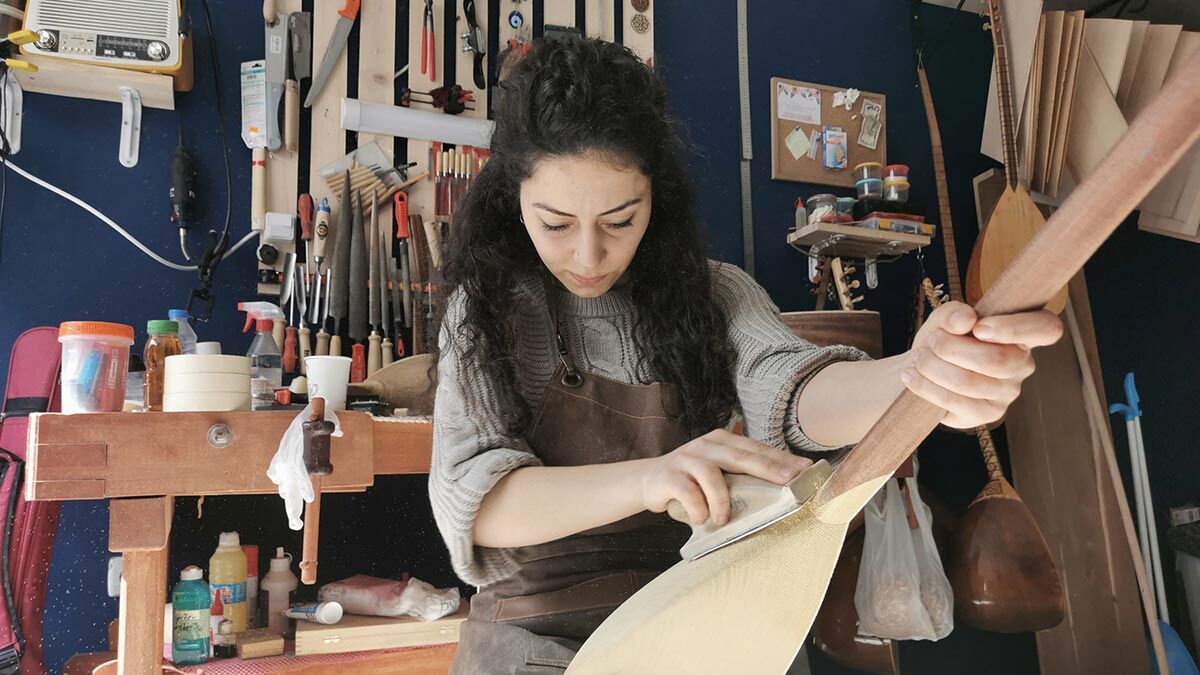 Türkiye'nin ilk ve tek bağlama ustası Senem Arın, pandemi sürecinde kurduğu atölyesinde ağaca ses türkülere ise hayat veriyor.