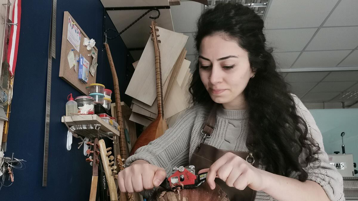 Kadınlar üretince güçlü olur ve emeğin var olduğu her alanın tabanında kadın vardır. Ben bu işe ilk başladığımda erkek işidir yapamazsın dediler fakat ben şu anda bu işi en güzel şekilde yapıyorum ve algıları yıkıyorum