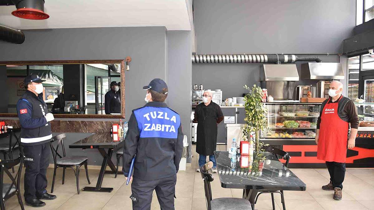 Salgının bulaş seyrinin artmaması için Tuzla Belediyesi Zabıta Ekipleri semt pazarları, marketler ve restoranlarda denetimlerini sürdürüyor.