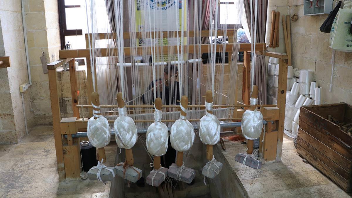 Yün ve pamuk ipliğin çeşitli işlemlerden geçirilerek bez çanta, masa ve başörtüsüne dönüştürüldüğü çulha sanatına, Şanlıurfa'da açılan kurslarda yoğun ilgi gösteriliyor.