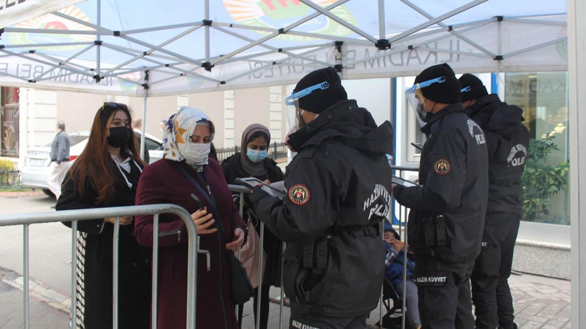 4 haftadır vaka sayısında birinci olan Samsun'da kontrol ve denetimler sıklaştırıldı ek tedbirler alındı. HES kodu denetimi ara sokaklara kadar genişletildi.