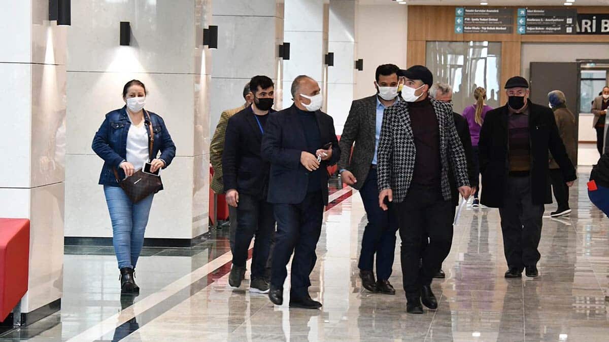 İl Sağlık Müdürü Ali Cengiz Kalkan, virüsle mücadele gençlere önemli görev düştüğünü belirterek, "Gençler bizim önderimizdir. Okulların açılma süreçlerinde onların bu işi sağlıkçılar gibi sahipleneceklerini ümit ediyoruz ve görüyoruz. Bu işe sahip çıkmalıdırlar. Ailelerini çevrelerini uyarmalıdırlar. Toplumun sağlık güvencesi bence gençlerimiz. Gençlerimizden kendilerini bir sağlıkçı gibi hissetmelerini bekliyorum" dedi.