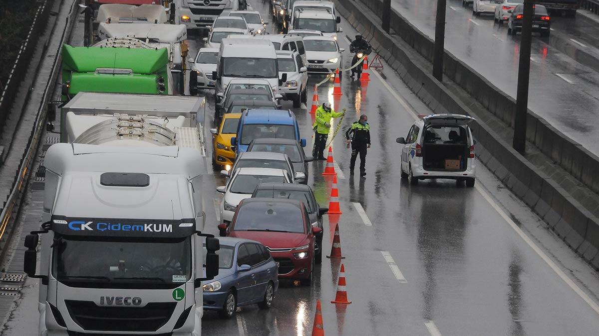 Kocaeli'de vaka sayılarındaki artışın ardından denetimler sıklaştırıldı. Polisin, sokağa çıkma kısıtlaması nedeniyle yaptığı denetimlerde, D-100 karayolunda yüzlerce metre araç kuyruğu oluştu.