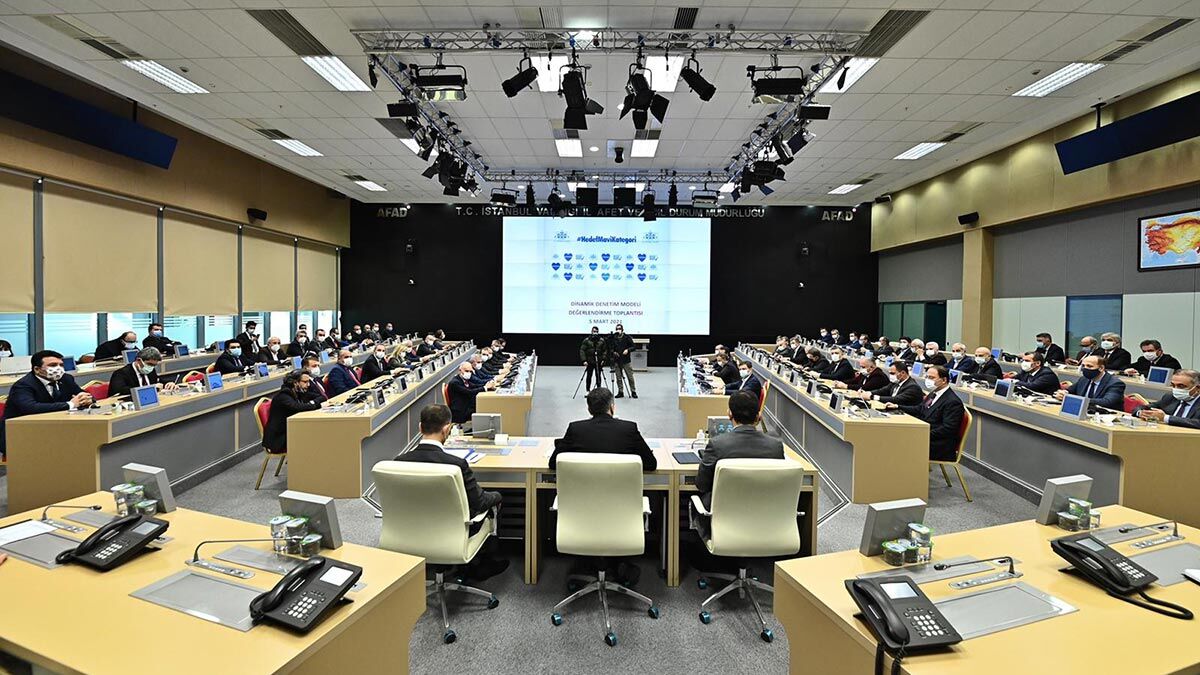 İmamoğlu, "Mavi kategorinin hedeflendiğini hem tanıtmak hem anlatmak hem uyarmak bütün yöneticilerimizin vazifesidir. Süreci itinayla ve dikkatle yönetmemiz gerekiyor"