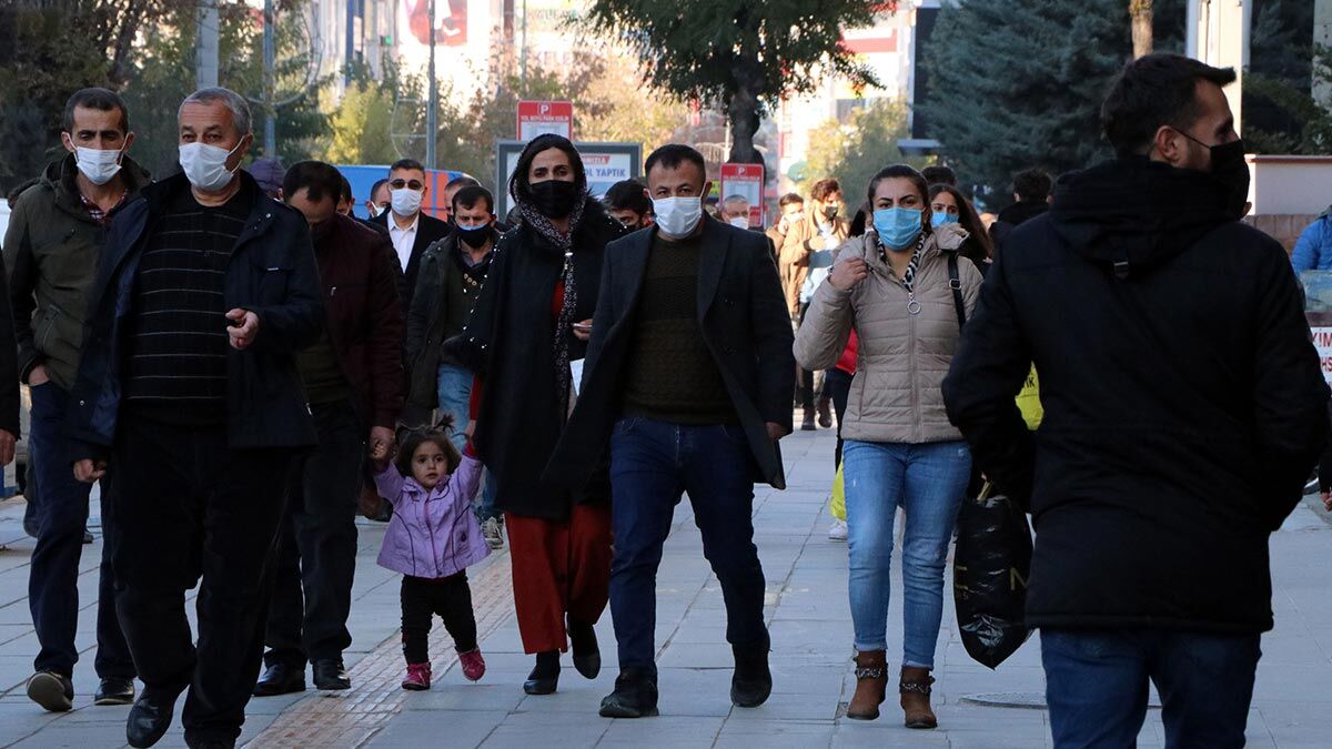 Türkiye'de vaka oranına göre mavi kategori ile düşük riskli iller arasında yer alan Van'da vakalar arttı tedbirler artırıldı.