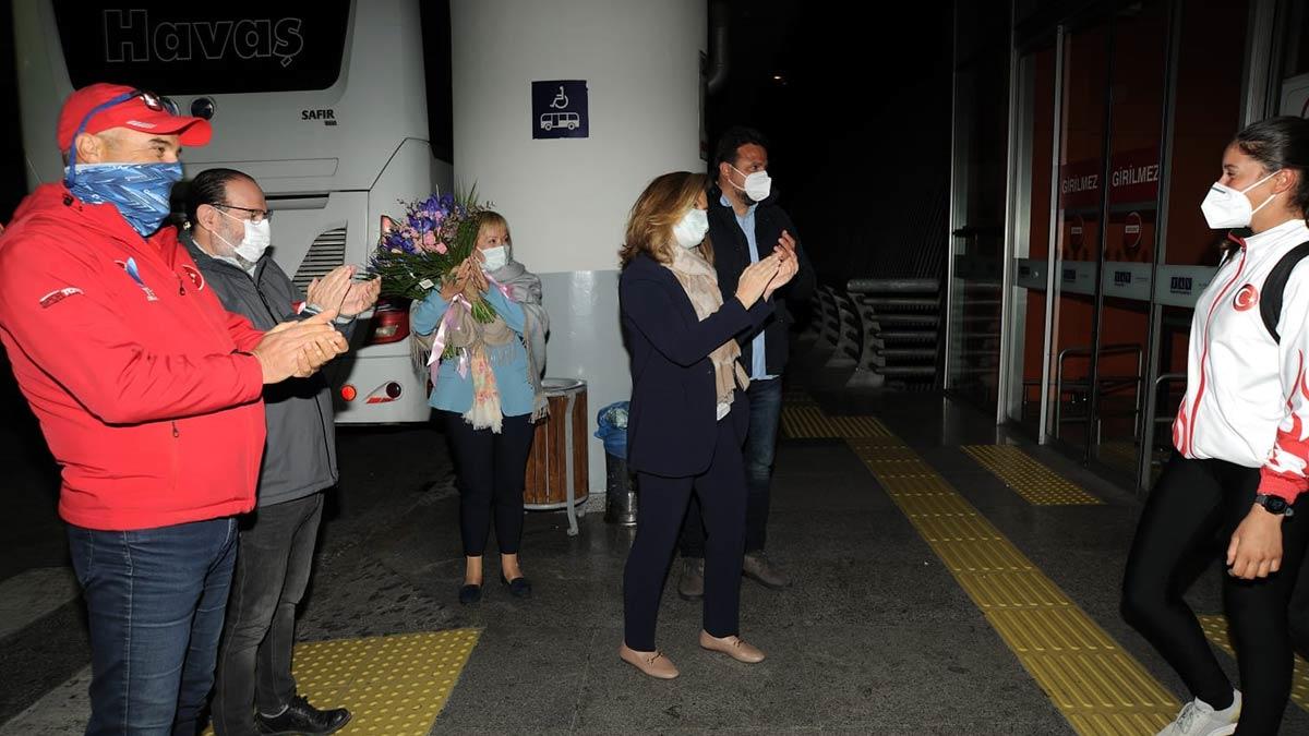 Tokyo Olimpiyatları'na kota alarak 470 kadınlar sınıfında ülkemizde bir ilki başaran ARM Urla Yelken sporcularına coşkulu karşılama.