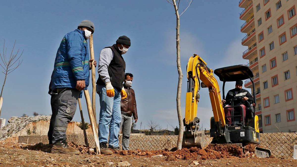 Artuklu Belediye Başkanı Abdulkadir Tutaşı, Yeşil Mardin projesi kapsamında 2 yılda 10 bin ağaç diktiklerini, hedeflerinin 50 bin ağaca ulaşmak olduğunu belirtti.