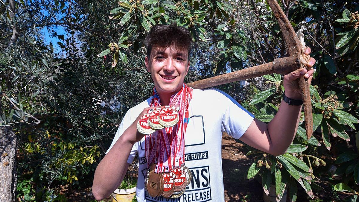 Dart şampiyonu İsa Furkan Coş (19), ailesine destek olmak için bahçe ve serada günlük 100 liraya çalışıyor.