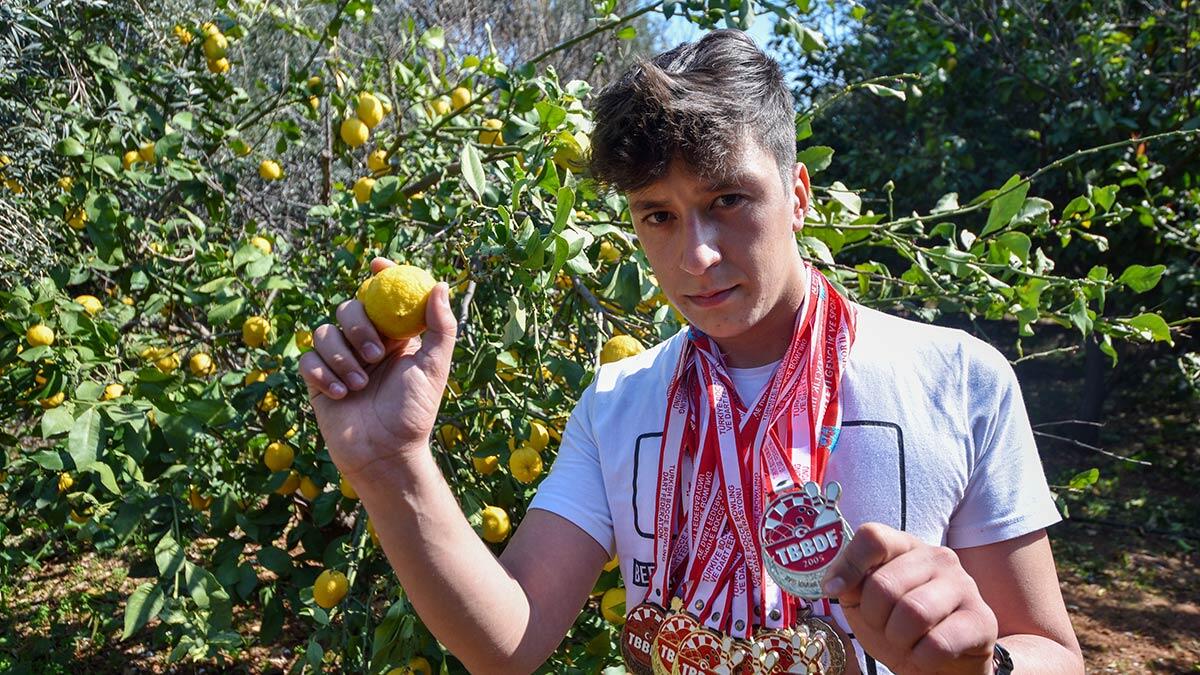 Dart şampiyonu İsa serada çalışıyor