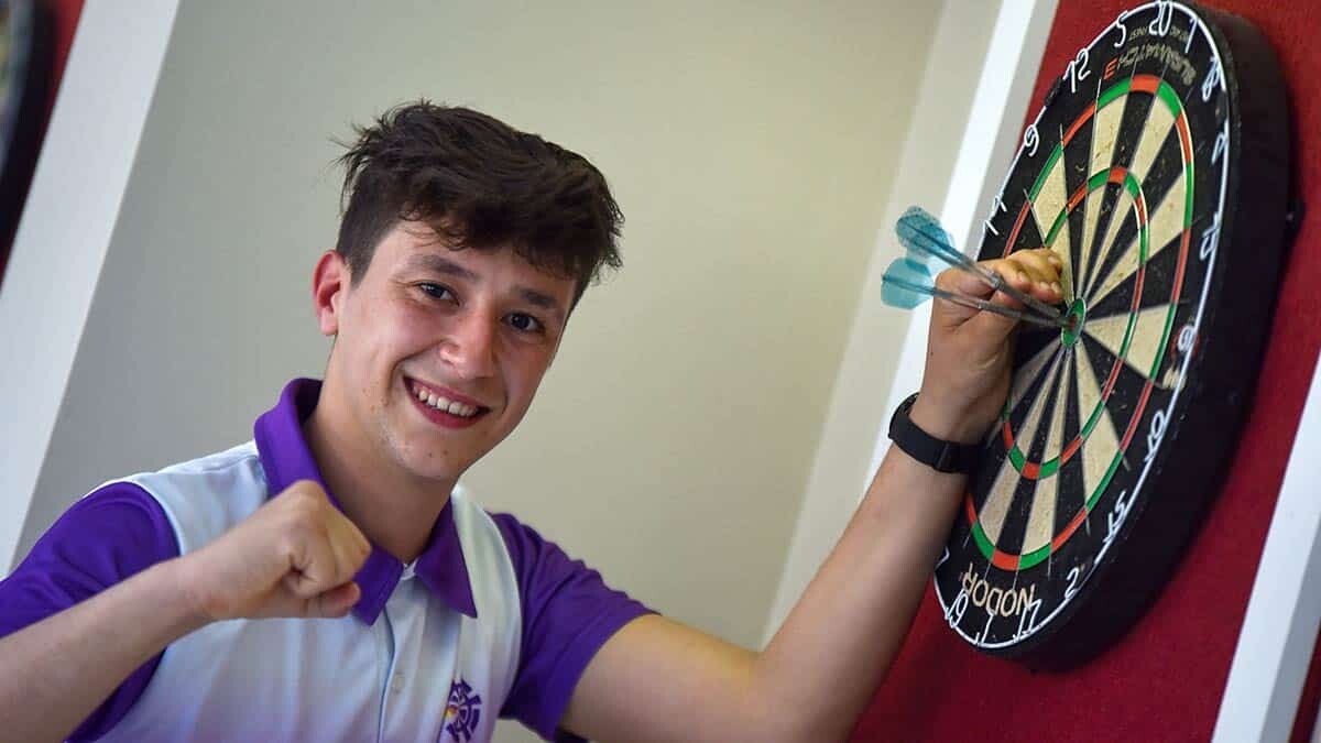 Dart şampiyonu İsa serada çalışıyor