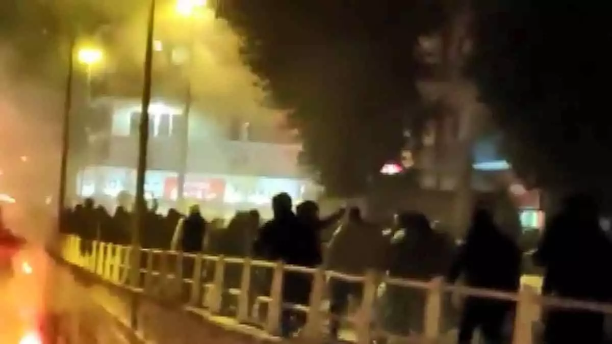 Yunanistan'da polis şiddeti vatandaşı sokağa döktü