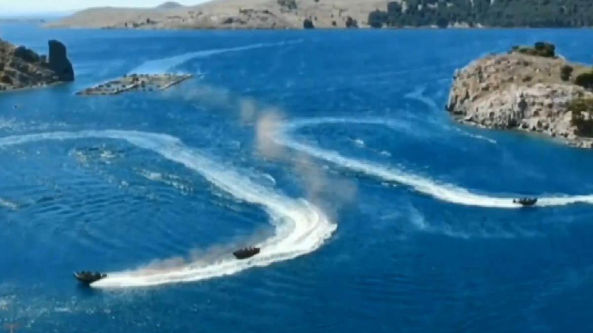 Doğu Akdeniz'de tansiyonu yükselten Yunanistan, Türkiye sınırına 7.5 kilometre uzaklıkta bulunan ve gayri askeri statüdeki Sakız Adası'nda tatbikat düzenledi.